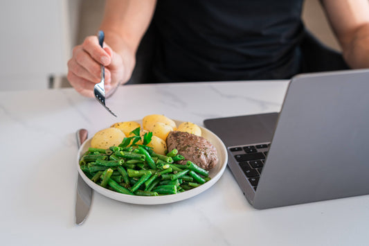 Immer wenig Zeit, trotzdem vernünftig essen: So klappt es im Büroalltag wirklich